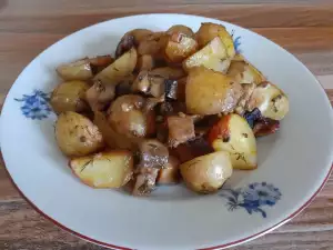 Молодой картофель запеченный с грибами