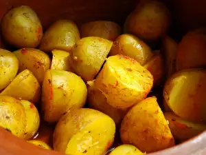 Тушеный картофель в глиняном горшке