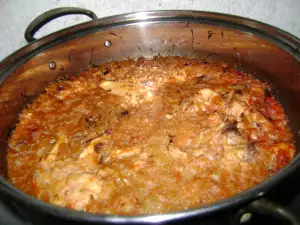 Свежая капуста с курицей и рисом в духовке