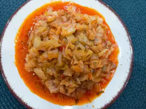 Свежая капуста с помидорами в банках