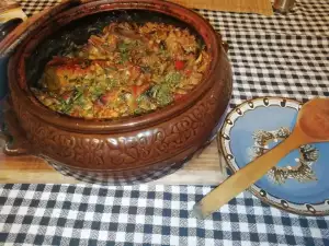 Мясо индейки с рисом и овощами в глиняном горшке