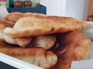 Воздушные пончики с брынзой