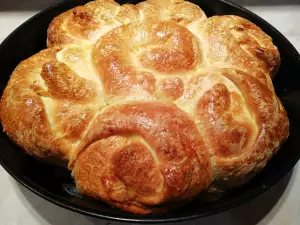 Пышный тутманик с брынзой и кислой молоком
