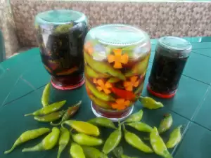 Запечённые и сырые жгучие перцы в сладко-кислом соусе