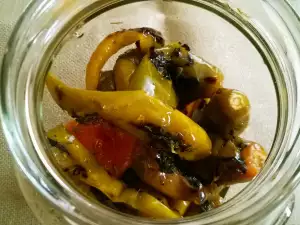 Запеченные жгучие перцы в маринаде