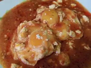 Вкусные яйца с томатным соусом