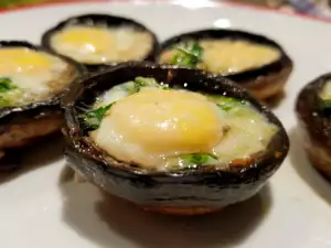 Грибочки, фаршированные перепелиными яйцами