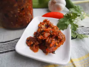 Закуска из молотых жгучих перцев в банке