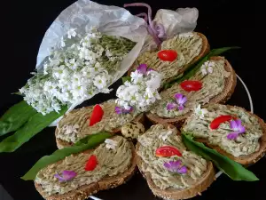 Аппетитная закуска с яйцами, черемшой и авокадо