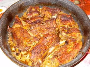 Запеченные ребра с луком-пореем и грибами
