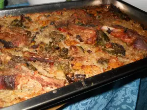 Запеченные свиные ребрышки с рисом и шпинатом