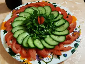 Слоеный салат с помидорами и огурцами