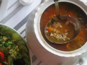 Сытный рыбный суп с рисом, репчатым луком и сладким перцем