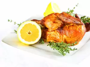 Курица с приправами в духовке, запеченная целиком