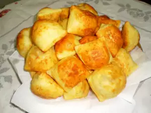 Нарезанные пончики с яйцом и кислым молоком