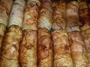 Свиные рулетики с жареным репчатым луком и салом