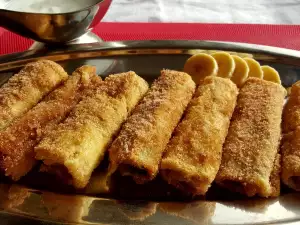 Рулетики из жареных ломтиков хлеба с сыром и ветчиной