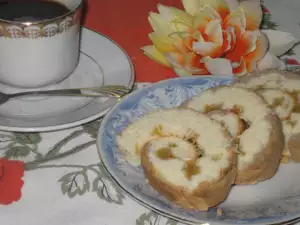 Бисквитный рулет с яблоками