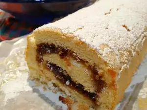 Воздушный рулет с клубничным джемом