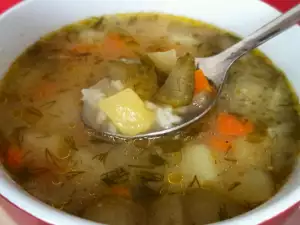 Русский суп с кислыми огурчиками