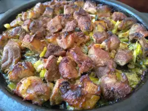 Садж из свинины с зеленым луком и чесноком