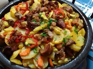 Садж с маринованной свининой и овощами