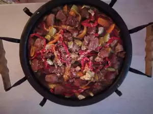 Садж со свининой и большим количеством овощей