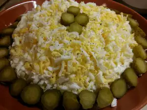 Зимний картофельный салат с яйцами и брынзой