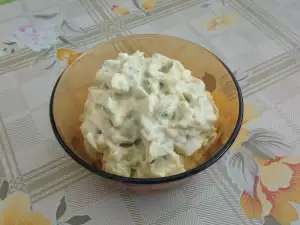 Яичный салат с авокадо и свежим огурцом