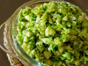 Витаминный салат с брокколи, кабачками и яблоком