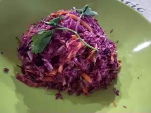 Салат из красной капусты с морковью и петрушкой