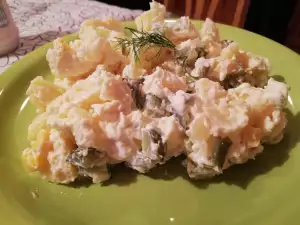 Картофельный салат с огурцами и кукурузой