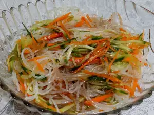 Салат из рисовых спагетти с огурцом и морковью