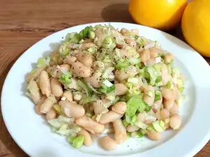 Салат из фасоли с луком-пореем и лимоном