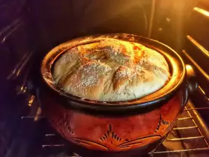 Деревенский хлеб в глиняном горшке