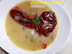 Перец фаршированный мясом и рисом под белым соусом