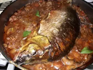 Вкусный карп с грибами и орехами