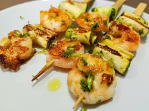 Шашлычки из креветок и кабачков