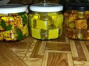 Брынза в оливковом масле с разными ароматами