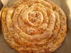 Сладкая баница с яблоками и грецкими орехами