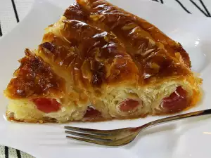 Пропитанная сиропом баница с лукумом