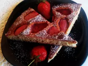 Простой пирог с клубникой