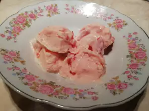 Мороженое с кусочками клубники