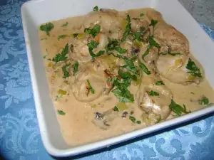 Сливочная курица с грибами и луком-пореем в мультиварке