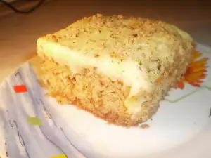 Сочный пирог с грецкими орехами и кремом