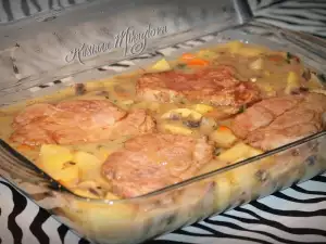 Сочные отбивные с ароматной картошечкой и грибами в духовке
