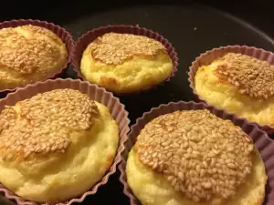 Соленые маффины с яйцами и брынзой