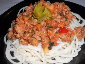 Спагетти с мясным фаршем и овощами