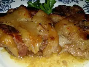 Стейки из шейки с яблоками