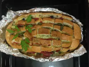 Хлеб с начинкой из бекона, сыра и соленых огурчиков